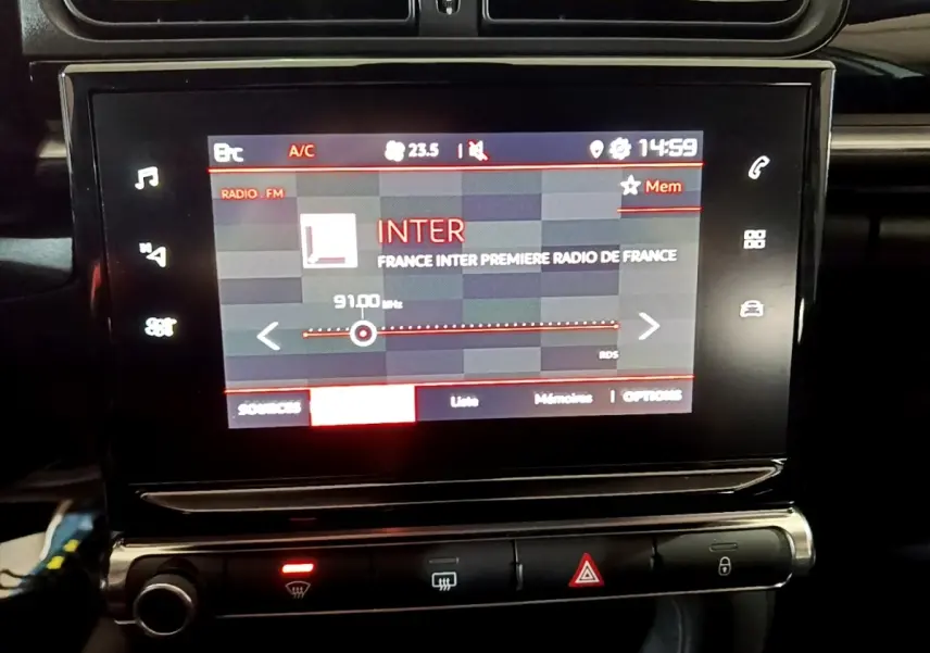 Écran tactile central de 7 pouces affichant la radio dans l'habitacle d'une Citroën C3 blanche 2023.
