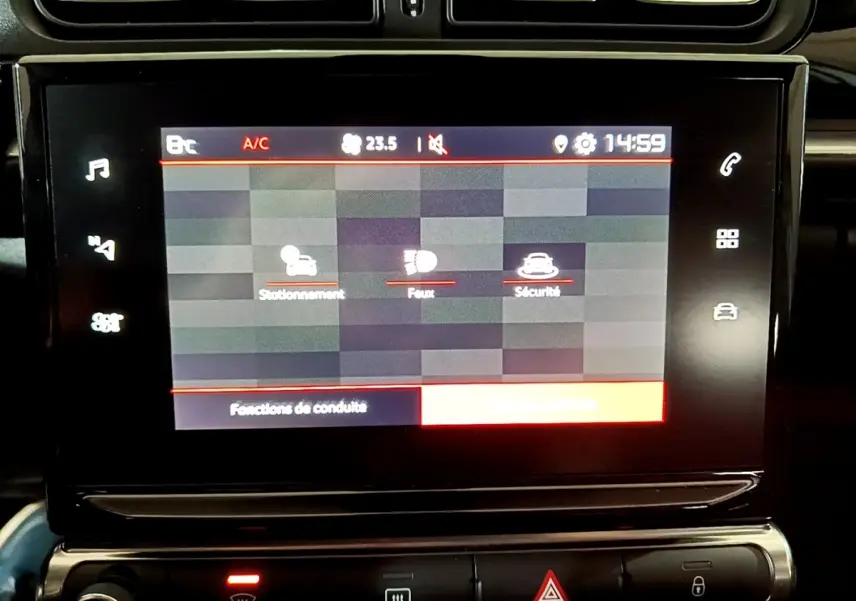 Écran tactile central affichant les fonctions de conduite, tableau de bord noir de la Citroën C3 blanche 2023.
