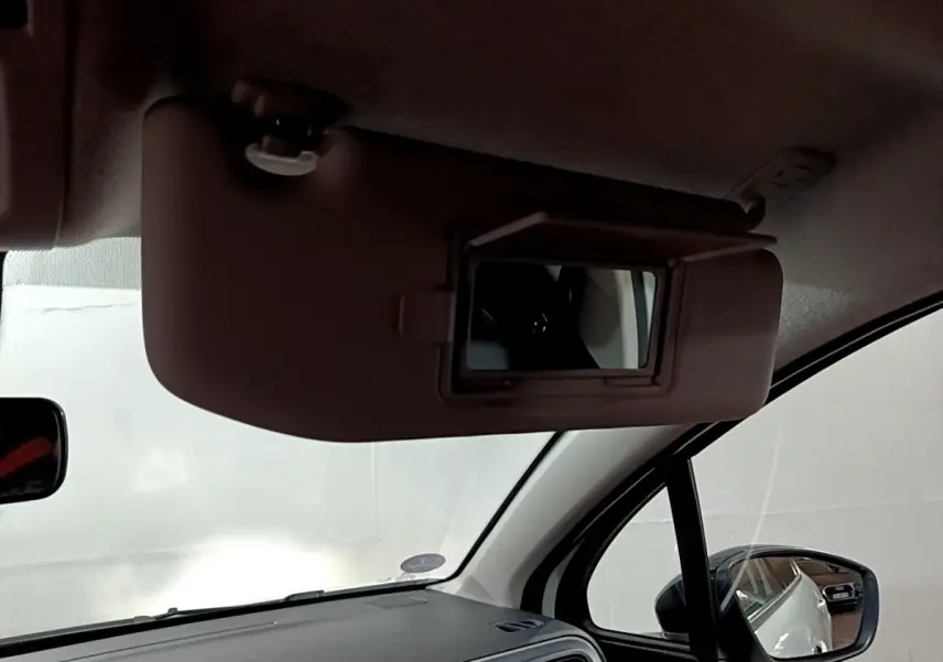 Miroir de courtoisie ouvert côté conducteur dans l'habitacle d'une Citroën C3 blanche 2023.