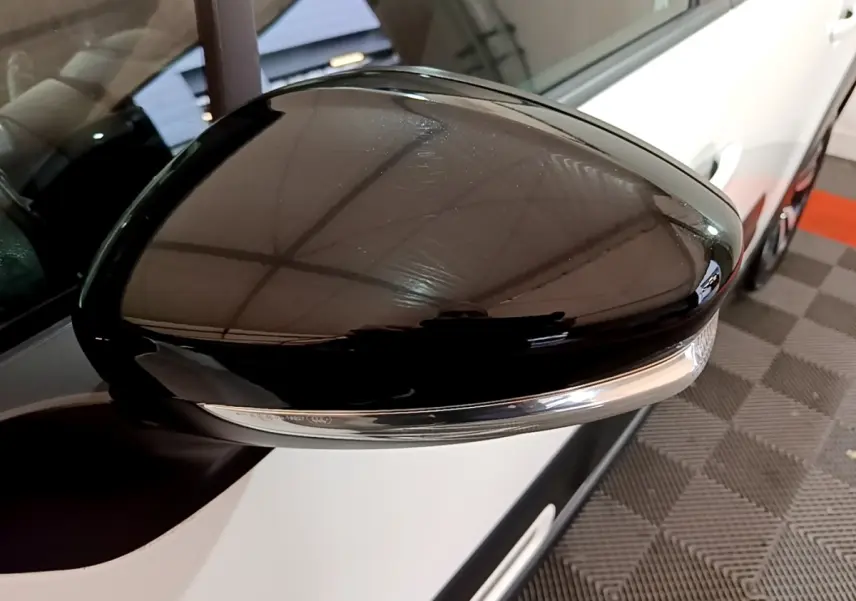 Rétroviseur noir brillant côté conducteur de la Citroën C3 blanche PureTech 83 Shine 2023, vue rapprochée.