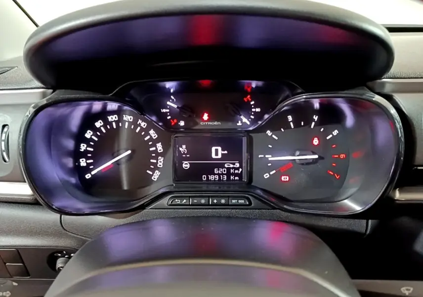 Tableau de bord de Citroën C3 PureTech 83 2023, vue frontale du combiné d'instruments numérique et analogique.