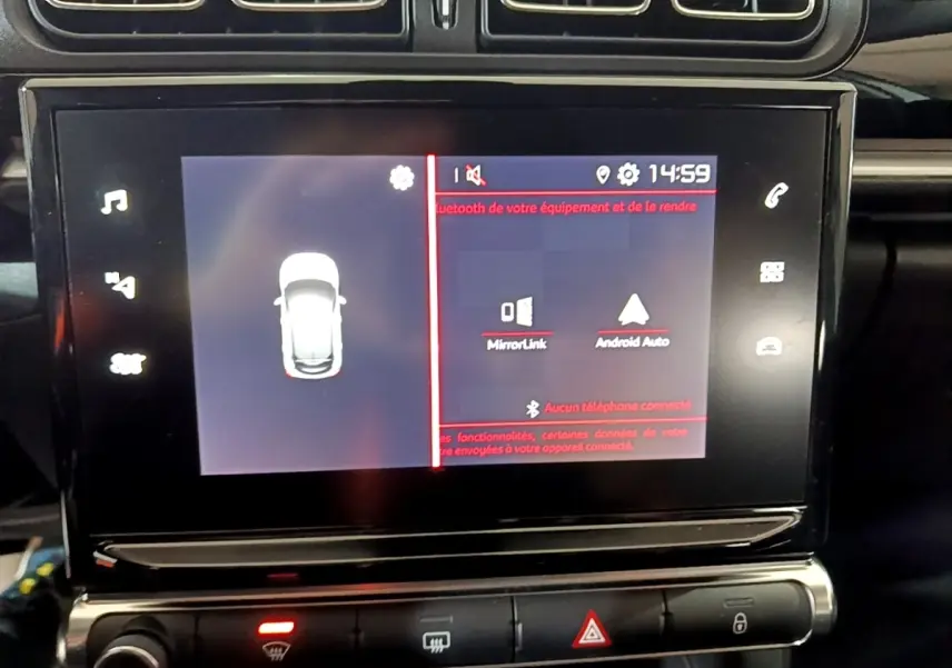 Écran tactile central affichant MirrorLink et Android Auto dans le tableau de bord noir du Citroën C3 blanc 2023.