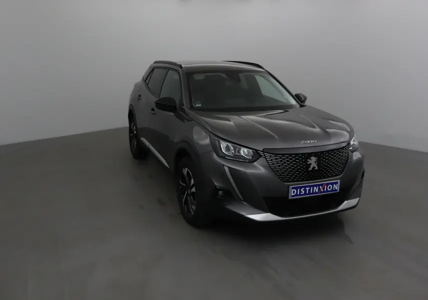 Peugeot 2008 gris platinium en vue 3/4 avant droit, avec calandre noire et jantes alliage 17 pouces.