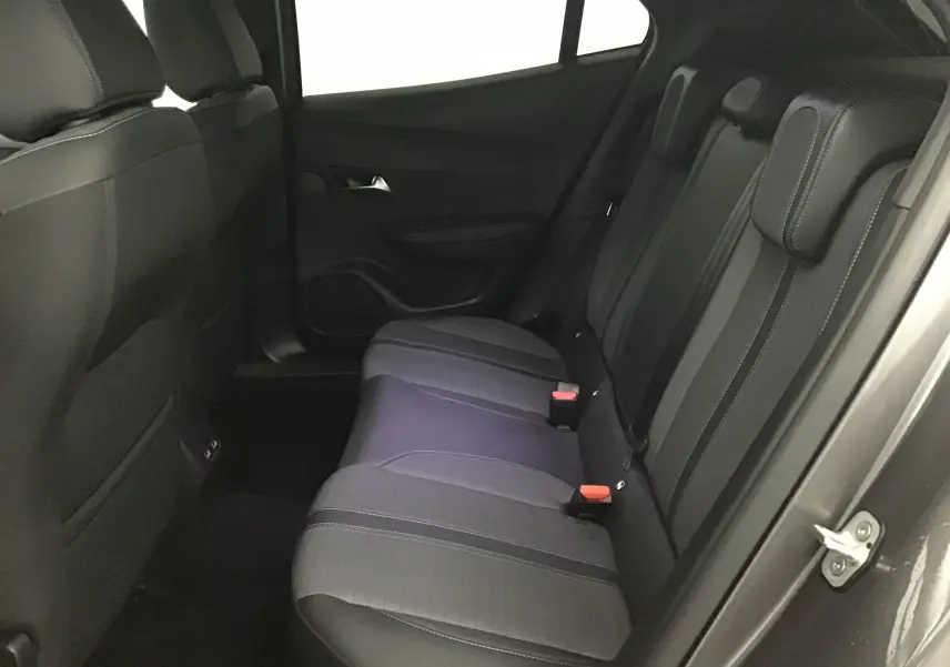 Vue intérieure côté droit des sièges arrière en tissu gris du Peugeot 2008 1.2 PureTech 100 Allure 2022.