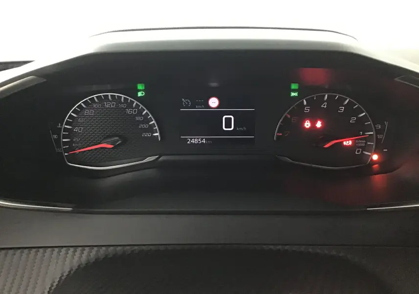 Tableau de bord du Peugeot 2008 gris platinium 2022, affichage digital et compteurs analogiques au repos.