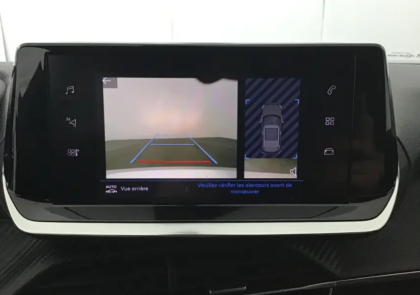 Écran tactile intérieur du Peugeot 2008 2022 montrant la caméra de recul avec guidage et vue aérienne du véhicule.