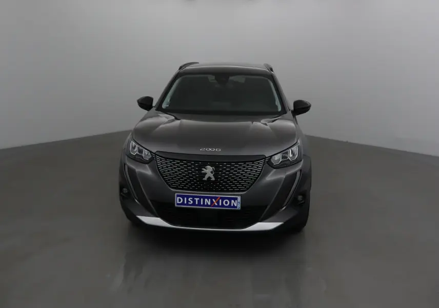Peugeot 2008 gris platinium vue de face, mettant en valeur sa calandre distinctive et ses optiques modernes.