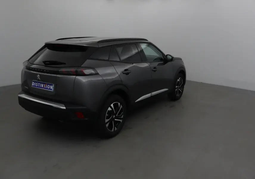 Peugeot 2008 gris platinium vue 3/4 arrière droit, avec jantes alliage noires et toit noir contrasté.