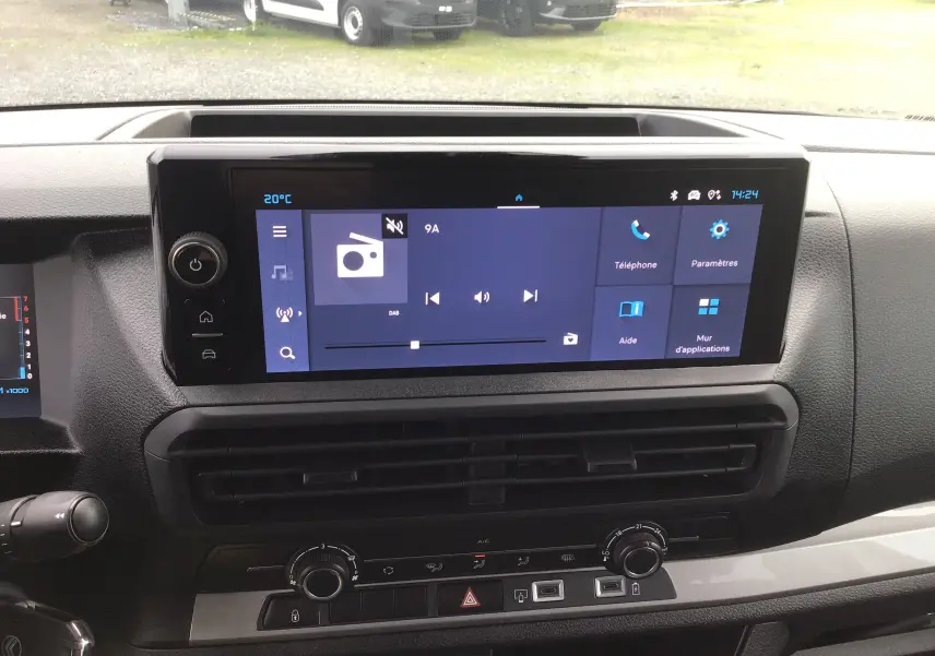 Vue intérieure du tableau de bord du Citroën Jumpy blanc, avec écran tactile central affichant les options multimédia.