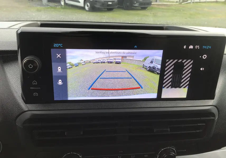 Écran central du Citroën Jumpy blanc montrant la caméra de recul avec vue arrière et lignes de guidage colorées.