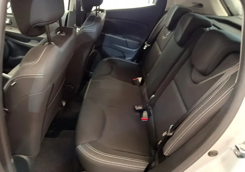 Vue intérieure côté droit sur la banquette arrière noire avec surpiqûres blanches de la Renault Clio Business TCe 90 2019.