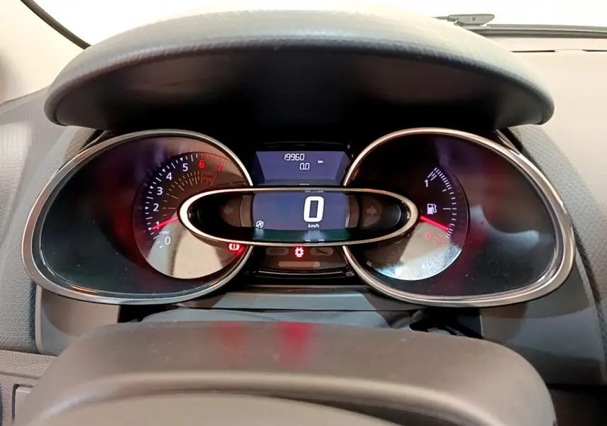Gros plan sur le tableau de bord numérique de la Renault Clio Business TCe 90, affichant 0 km/h et 19 960 km.