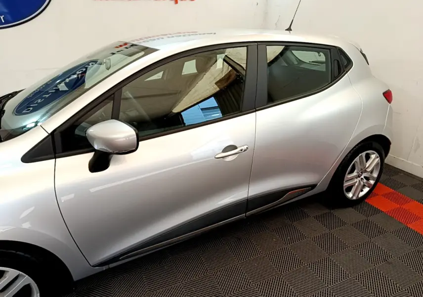 Profil côté gauche d'une Renault Clio Business TCe 90 gris clair, avec jantes alliage et rétroviseurs assortis.