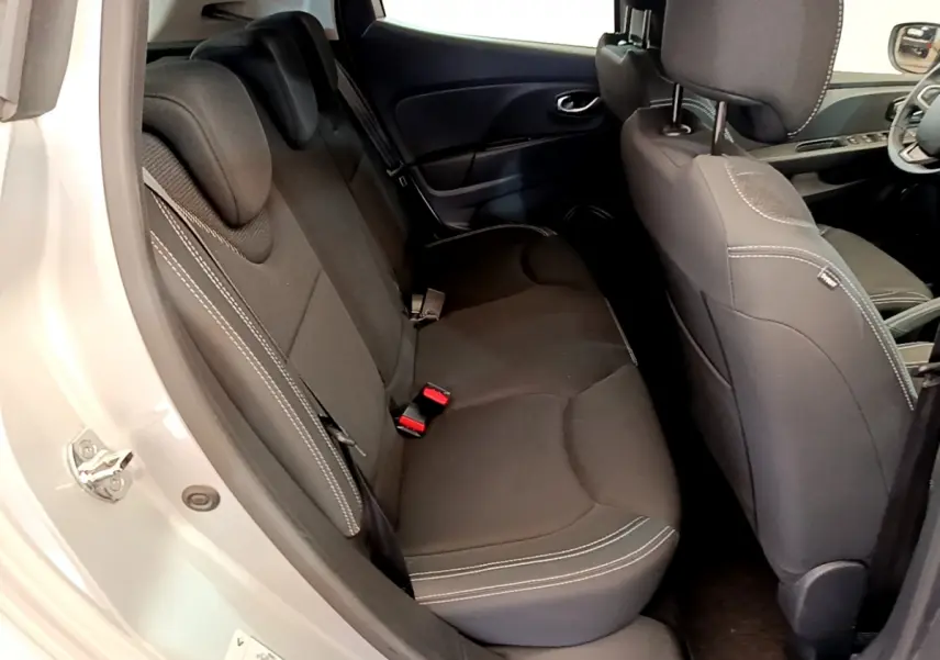 Vue intérieure côté gauche sur la banquette arrière noire avec surpiqûres blanches de la Renault Clio Business TCe 90 2019.