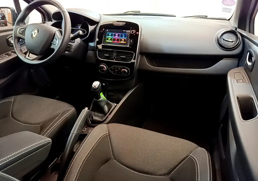Intérieur de Renault Clio Business TCe 90 2019, vue côté conducteur, tableau de bord avec écran tactile 7 pouces et volant cuir.