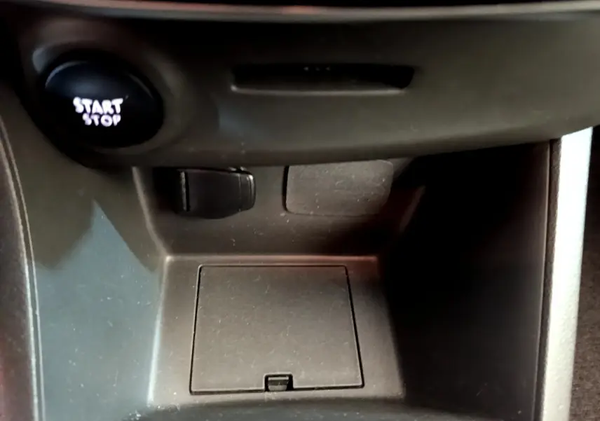 Gros plan sur le bouton Start/Stop et la console centrale noire de la Renault Clio Business TCe 90 2019.