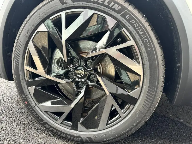 Gros plan sur la jante noire et argentée au design géométrique du Renault Captur 1.6 E-Tech esprit Alpine 2025.