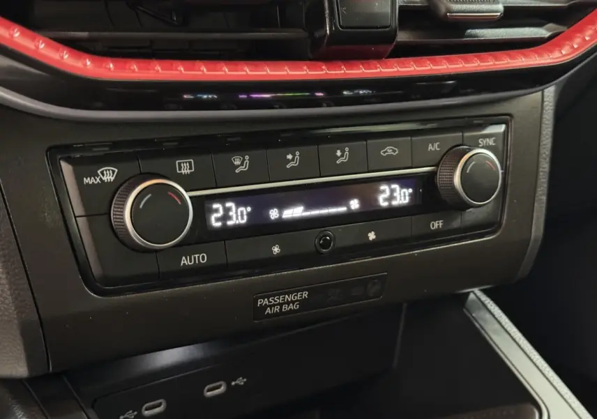 Gros plan sur la commande de climatisation digitale bi-zone de la SEAT IBIZA 1.0 TSI 110 FR rouge de 2024.