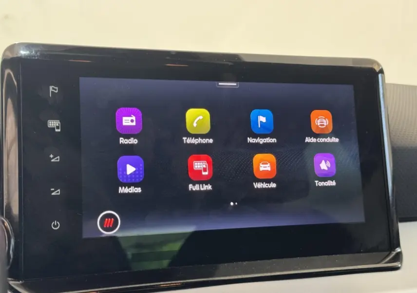 Écran tactile central de 9,2 pouces affichant les options multimédia dans l'habitacle d'une SEAT IBIZA.