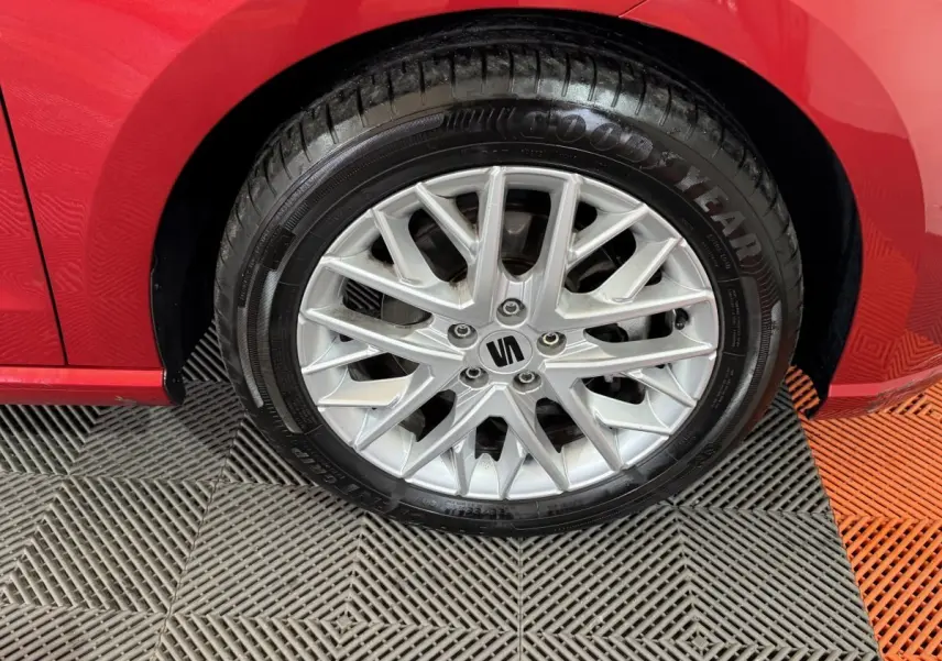 Gros plan sur la roue avant droite d'une SEAT Ibiza rouge 2024 avec jante alliage et pneu Goodyear.