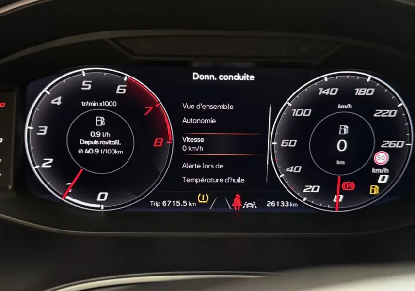 Tableau de bord numérique de la SEAT IBIZA 2024 affichant compte-tours, vitesse et données de conduite en vue frontale.