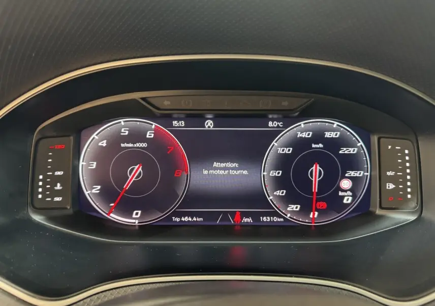 Tableau de bord numérique de la SEAT IBIZA 2024 affichant compte-tours, vitesse et alertes en vue frontale rapprochée.