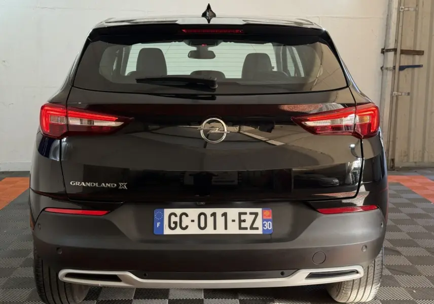 Vue arrière d’un Opel Grandland X noir 2021 avec feux LED et double sortie d’échappement intégrée.