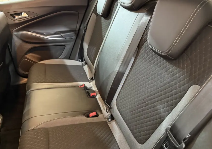 Vue intérieure côté gauche des sièges arrière noirs en tissu et cuir de l'Opel Grandland X 2021 Elegance Business.