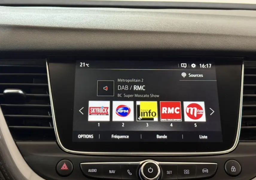Écran tactile central affichant les stations radio dans l’habitacle d’une Opel Grandland X noir, vue de face.