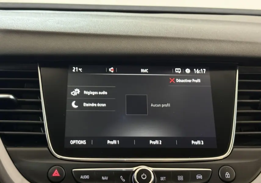 Écran tactile central de l’Opel Grandland X 2021, vue frontale du tableau de bord noir.