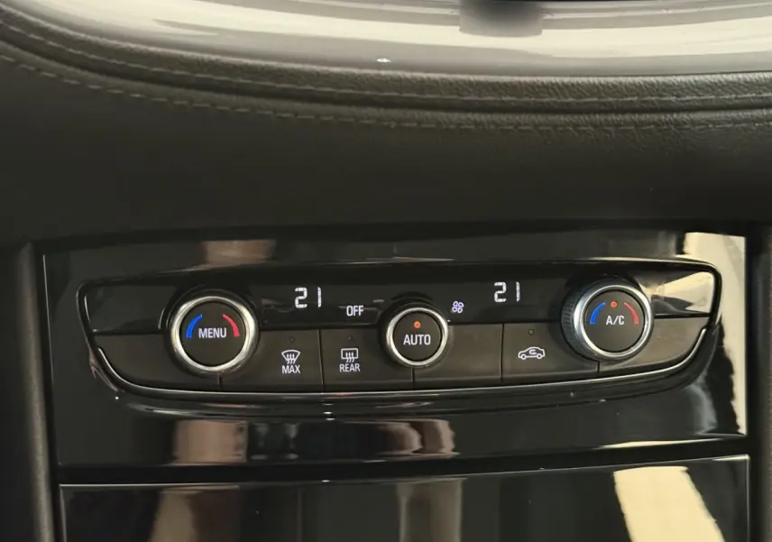 Gros plan sur la commande de climatisation digitale bi-zone noire de l’Opel Grandland X 2021, version diesel automatique.