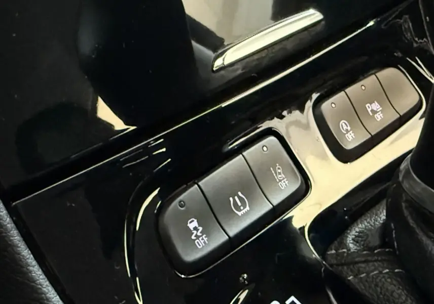 Gros plan sur les boutons de commande noirs de l’Opel Grandland X noir, console centrale près du levier de vitesse.
