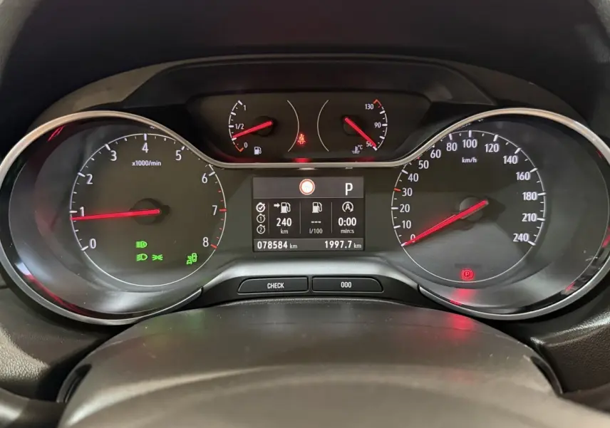 Vue rapprochée du tableau de bord noir de l'Opel Grandland X 1.5 Diesel 130 Elegance Business avec affichage digital.