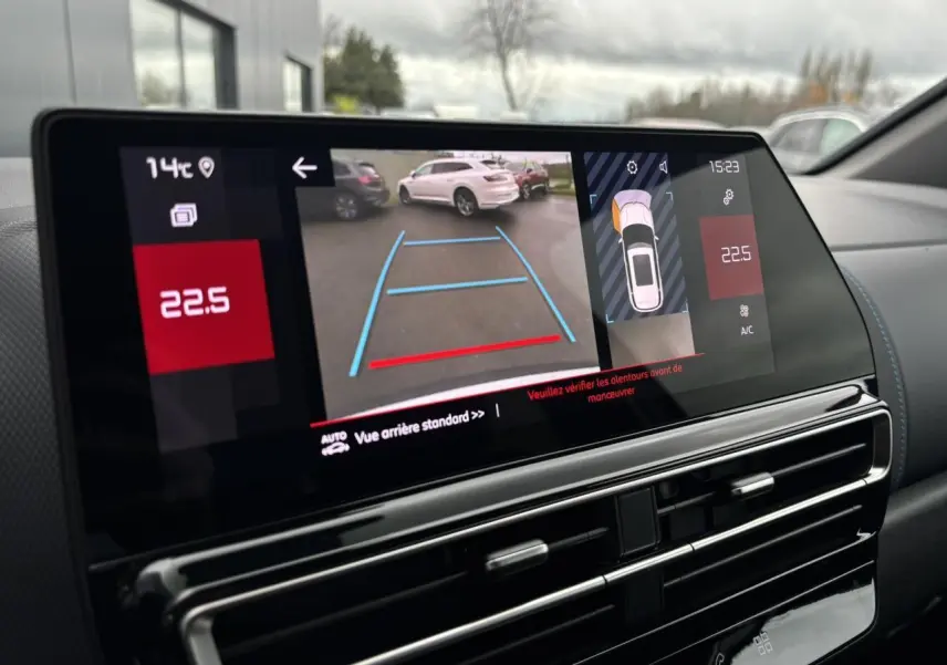 Écran tactile intérieur montrant la caméra de recul avec vue arrière d’un Citroën C5 Aircross blanc Okénite.