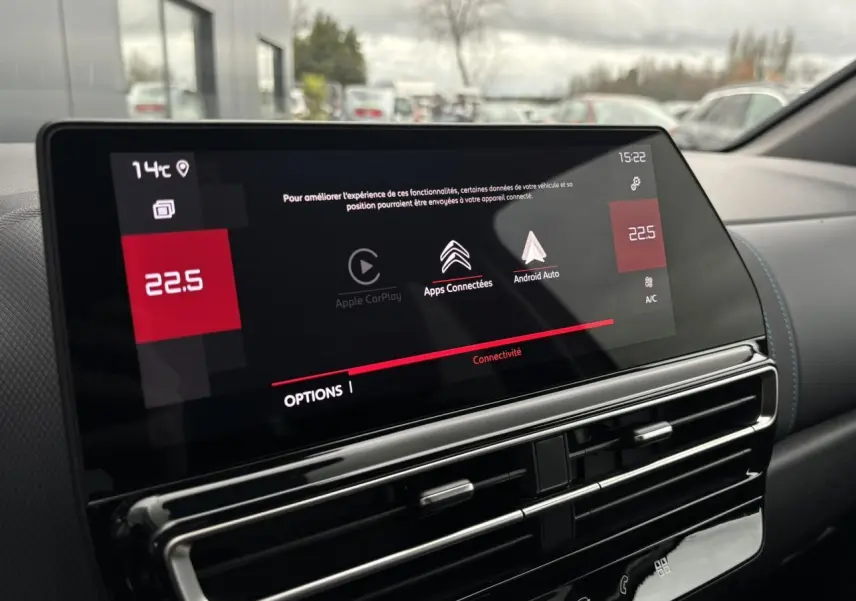 Écran tactile central du tableau de bord du Citroën C5 Aircross 2025 avec interface Apple CarPlay et Android Auto.