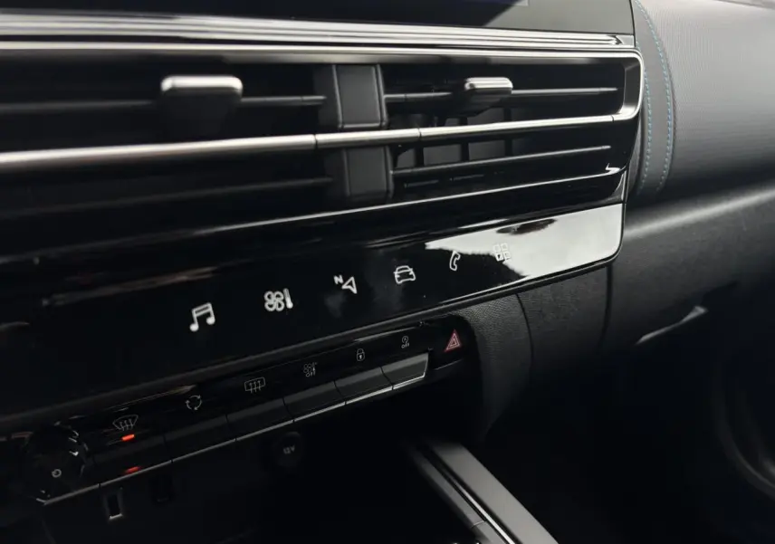 Détail de la console centrale noire brillante avec commandes tactiles et aérateurs du Citroën C5 Aircross 2025.