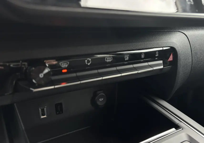 Détail de la console centrale noire du Citroën C5 Aircross 2025 avec commandes climatisation et prises USB et 12V.