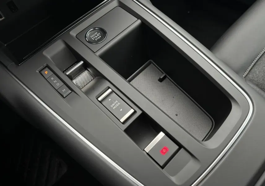 Gros plan sur la console centrale noire du Citroën C5 Aircross 2025 avec bouton start/stop et commande boîte auto.
