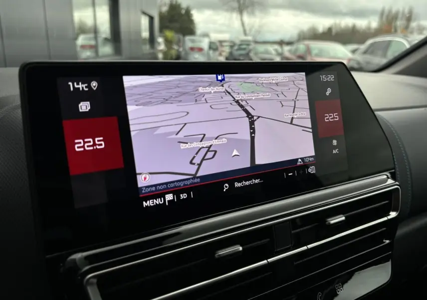 Écran tactile central du tableau de bord du Citroën C5 Aircross 2025 affichant la navigation et la température à 22,5°C.
