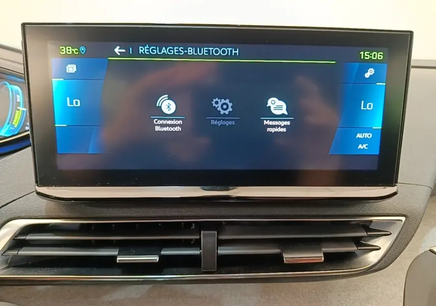 Écran tactile central du tableau de bord du Peugeot 3008 hybride bleu, affichant les réglages Bluetooth.