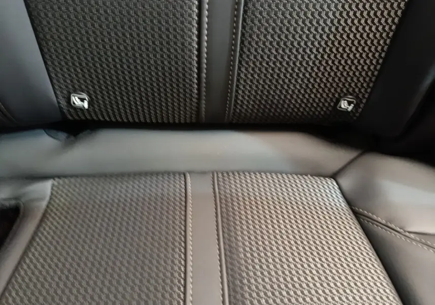 Gros plan sur la banquette arrière noire du Peugeot 3008 avec surpiqûres et logos Isofix visibles.