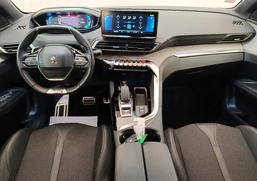 Intérieur du Peugeot 3008 GT 1.6 Hybrid 225, vue frontale du tableau de bord avec écran tactile et volant cuir multifonctions.