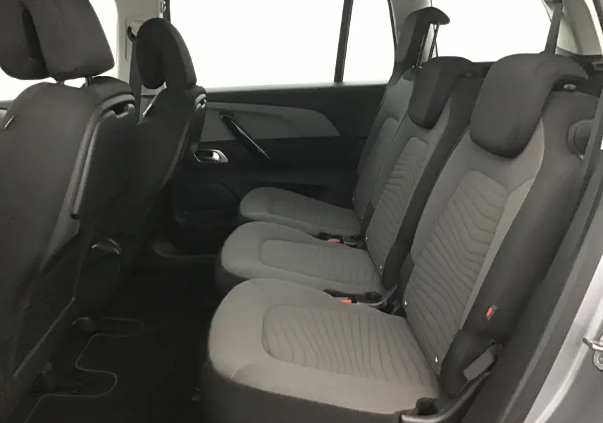 Vue latérale droite de la banquette arrière grise du Citroën Grand C4 Spacetourer 2021, version 7 places.