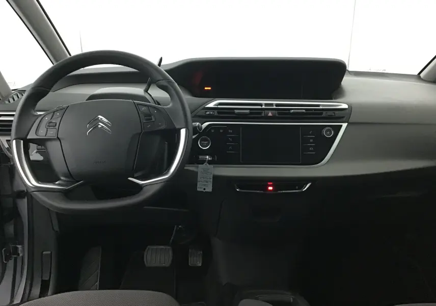 Intérieur du Citroën Grand C4 Spacetourer 2021, vue frontale du tableau de bord et volant noir avec commandes intégrées.