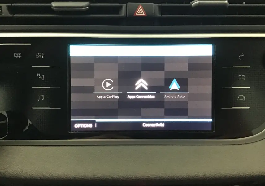 Écran central tactile du Citroën Grand C4 Spacetourer 2021 affichant Apple CarPlay et Android Auto, intérieur noir.