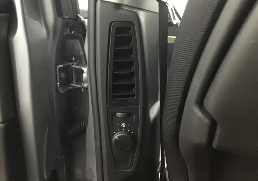 Détail de la commande de ventilation arrière côté gauche du Citroën Grand C4 Spacetourer gris Artense 2021.