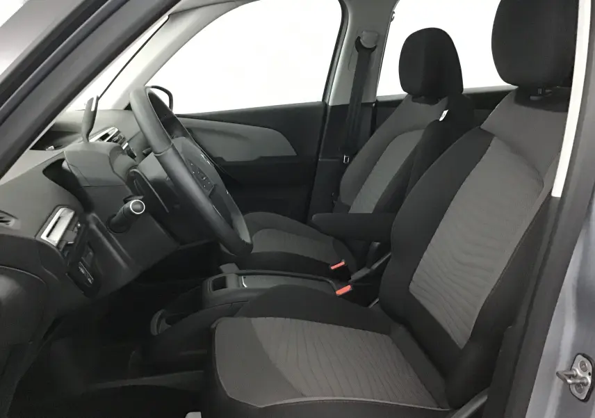 Vue intérieure côté gauche du Citroën Grand C4 Spacetourer gris Artense, montrant les sièges avant et le volant.