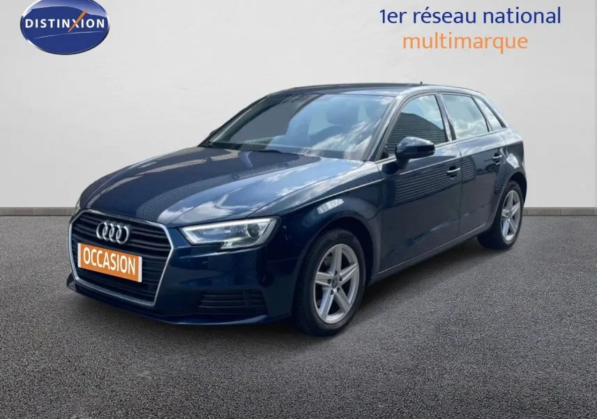 Audi A3 Sportback bleu cosmos métal vue 3/4 avant droit, avec calandre hexagonale et jantes alliage cinq branches.