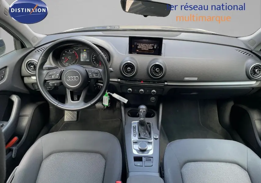 Intérieur avant d'une Audi A3 Sportback 35 TFSI 2020, tableau de bord noir avec écran central et volant multifonction.
