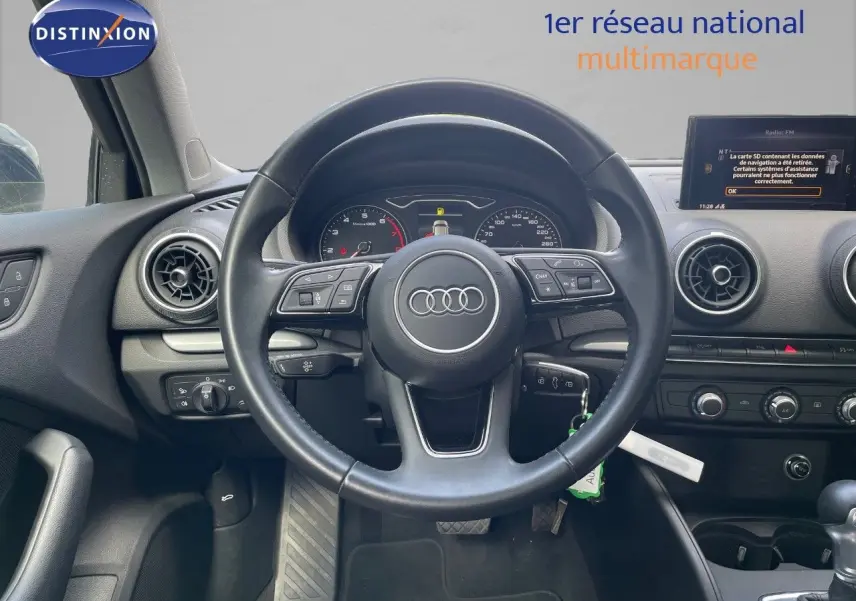 Vue intérieure centrée sur le volant Audi A3 Sportback 2020, tableau de bord et écran multimédia visibles.